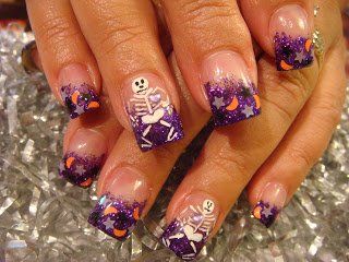 Halloween Naildesign, Skeleton Nail Art, Purple Halloween Nails, Nail Holiday, Nail Art Halloween, Halloween Acrylic Nails, Cute Halloween Nails, Skeleton Bones, Holiday Nail