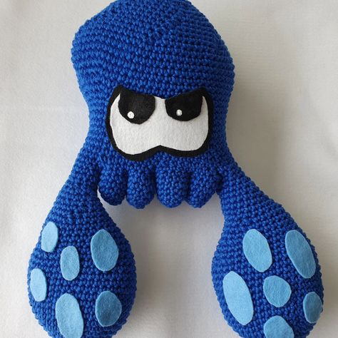 This Splatoon squid is the perfect amigurumi to any Splatoon fan and it was so fun to make! Pattern is from @milesofcrochet 🦑💙 I made this one back in January 2021 and it was one of the first times I worked with felt. I enjoyed the final result and shared more information about it on my blog! Splatoon Crochet Pattern, Crochet Splatoon, Minecraft Crochet, Splatoon Inkling, Splatoon Squid, Crochet Plushies, Splatoon, My Blog, Amigurumi