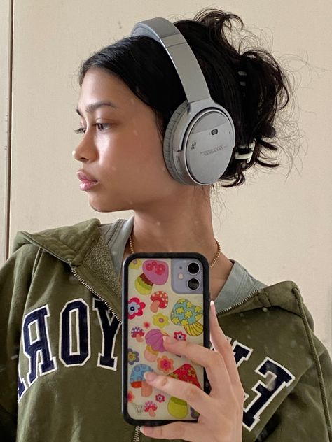 Best Bullet Journal Pens, Headphone Decoration, Headphones Aesthetic, Dirty Mirror, Bose Headphones, Life Drawing Reference, Wearing Headphone, Tech Aesthetic, Girl With Headphones