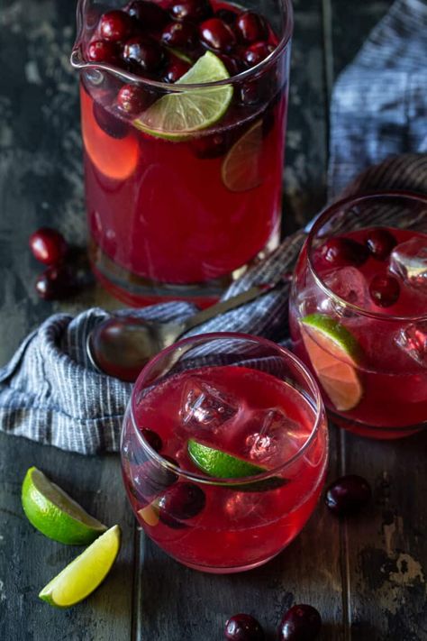 Vodka Christmas Punch, Cranberry Vodka Punch, Party Punch Alcohol, Batch Cocktail Recipe, Cocktails Vodka, Vodka Punch, Unsweetened Cranberry Juice, Cranberry Drinks, Party Punch Recipes