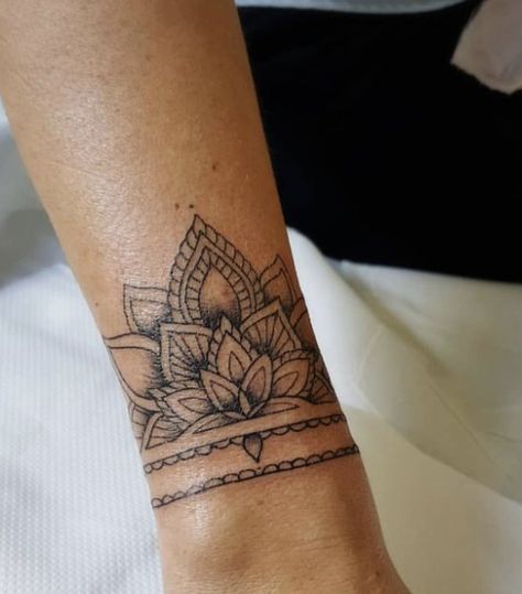 Best Sleeve Tattoos For Women, Mandala Wrist Tattoo, Wrap Around Wrist Tattoos, Wrist Band Tattoo, Cuff Tattoo, Inspiration Tattoos, Forearm Tattoo Women, Wrist Tattoos For Women, Mandala Tattoo Design