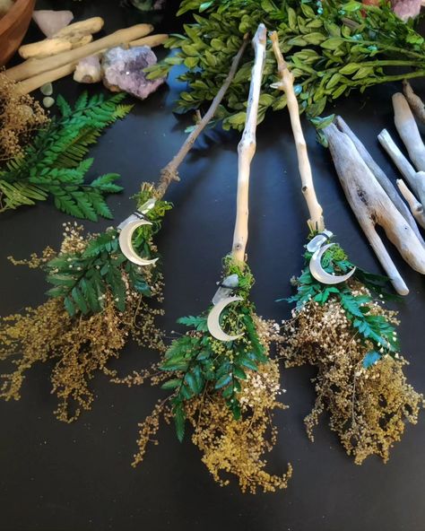 Green Witch Altar, Tree Branch Crafts, Staff Magic, Earth Witch, Witch Hut, Cottagecore Witch, Preserving Herbs, Pagan Crafts, Cottage Witch