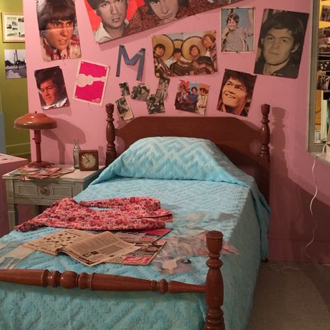 Teen girls bedroom 1960s @ museumsatstonybrook # PineStPicker 90s Teen Bedroom, 80s Teen Bedroom, 1960s Room, 1980s Bedroom, 1960s Bedroom, 90s Room Aesthetic, 2000s Bedroom, 60s Bedroom, 80s Bedroom Ideas