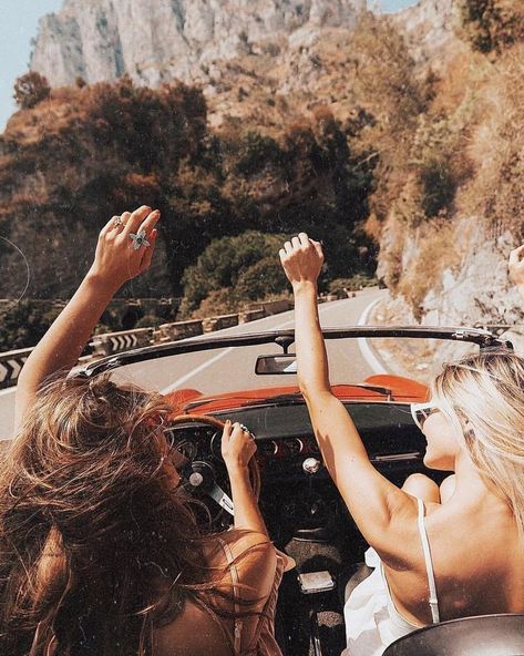 roadtrip through Europe with the top down, best friend by your side, and the wind in your hair Foto Tips, Bff Pictures, Best Friend Goals, Insta Inspo, Friend Photoshoot, Best Friend Pictures, Foto Inspiration, Fotografi Potret, Friend Photos