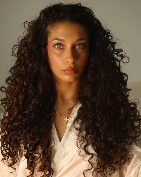 Angels have curly hair 👼🏽 Curly Hair Pinned Back, Models With Curly Hair, Julia Roberts Curly Hair, Elegant Curly Hair, Curly Braid, Curly Hair Inspo, Curly Braids, Curly Hair Photos, Julia Roberts