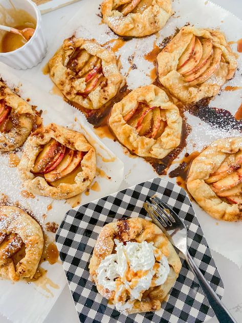 Small Apple Galette, Apple Pie Galette, Mini Apple Galette, Mini Galette, Fall Recipe Ideas, Best Fall Desserts, Galette Recipes, Mini Pie Crust, Easy Pumpkin Dessert