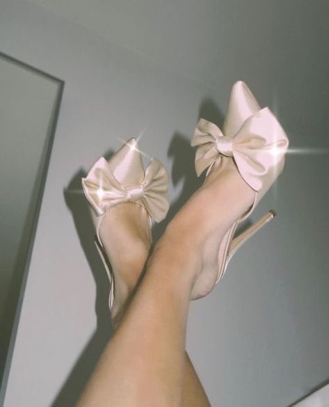 Dr Shoes, Fancy Shoes, Shoe Inspiration, Shoe Inspo, Aesthetic Shoes, Shoe Closet, Crazy Shoes, Pretty Shoes, Dream Shoes