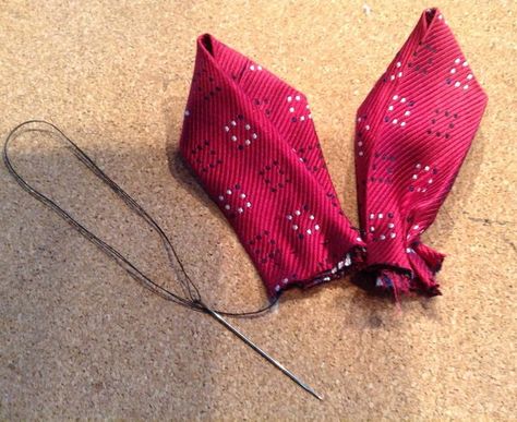 Angel Ornament/Doll from a Man's Tie | Knitting and Crochet Forum Angels Made From Mens Ties, Necktie Angels Men Ties, Necktie Angels, Tie Angels, Necktie Quilts, Necktie Projects, Necktie Purse, Diy Necktie Projects, Tie Projects