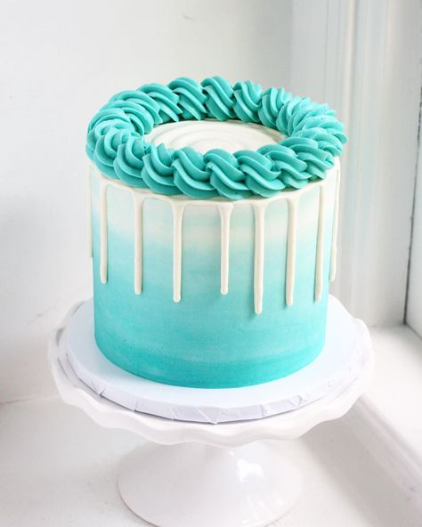 Summer Cake Ideas, Sprinkle Drip Cake, Blue Drip Cake, Summer Birthday Cake, Teal Cake, Twist Ideas, Summer Cake Recipes, 25th Birthday Cakes, Summer Cake