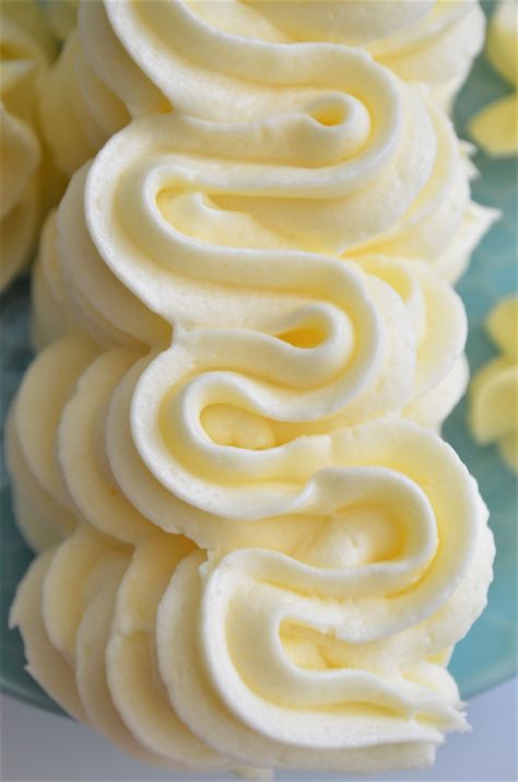 Simple Vanilla Buttercream Frosting Buttercream Frosting Recipe Easy, Vanilla Icing Recipe, Cupcake Filling, Moms Food, Buttercream Icing Recipe, Best Buttercream Frosting, Decorating Icing, Easy Frosting, Frosting Recipes Easy