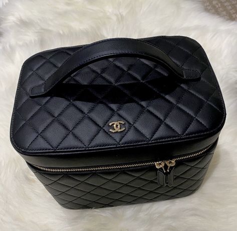 Designer Toiletry Bag, Makeup Bag Luxury, Channel Makeup Bag, Makeup Bag Chanel, Chanel Make Up Bag, Luxury Makeup Bag, Chanel Makeup Aesthetic, Chanel Cosmetic Bag, Chanel Makeup Bag