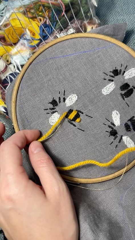 Bee Hand Embroidery, Honey Bee Embroidery, Bee Cards, Hand Stitch, Embroidery Ideas, Honey Bee, Bumble Bee, Hand Stitching, Embroidery Stitches