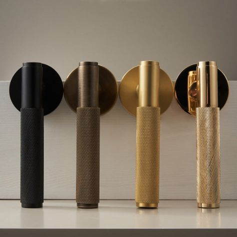 Our door hardware is designed and manufactured in solid brass and a wide range of different sizes, styles, and finishings. You can complete all your home doors through a few clicks on our website. Fast turnaround is committed for your urgent needs and project timelines. Brass Knurled Handle, Black And Gold Door Hardware, Brass Lever Door Handle, Door Handle Antique, Door Knobs Interior Brushed Nickel, Modern Interior Door Handles, Lever Door Handles Interior, Modern Interior Door Hardware, Knurled Door Handle