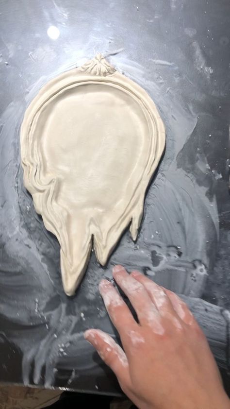 Diy Art Work Canvases, Melting Frame, Sculpture Art Clay, Clay Diy Projects, Ceramics Pottery Art, Ceramics Projects, Clay Art Projects, Ceramics Ideas Pottery, Sculpting Clay