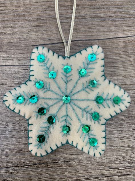 Felt And Sequin Christmas Ornaments, Felt And Sequin Ornaments, Felt Snowflake Ornament, Felt Christmas Ornaments Diy, Felt Christmas Crafts, Diy Felt Crafts, Felt Snowflakes, Embroidery On Felt, Felt Ornaments Diy