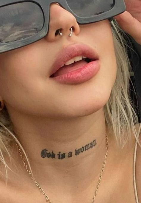 Tatuajes en el cuello para las que les gusta el malianteo | Es la Moda God Is A Woman Tattoo, Brust Tattoo Frau, Hals Tattoo Mann, Tato Jari, Bauch Tattoos, Neck Tattoos Women, Stylist Tattoos, Classy Tattoos, Discreet Tattoos