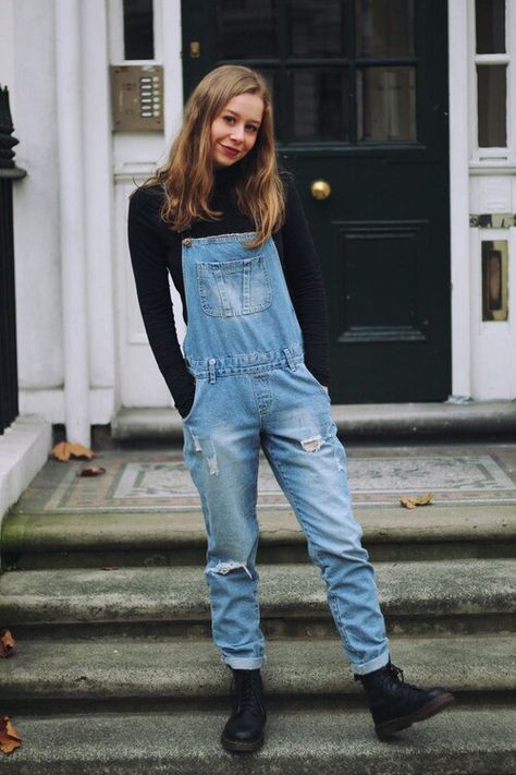 Roadtrip Outfits, Outfits Mujeres, Doc Martens Outfits, Dr Martens Outfit, Linen Overalls, Doc Martens Outfit, Blazer Outfits For Women, Blue Overalls, Overall Outfit