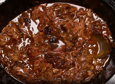 This slow cooker Amish pot roast will make your taste buds sing Cooktop Cove, Beef Entrees, Weekend Lunch, Unique Dinner, Crock Pots, Beef Roast, Roast Beef Recipes, Recipe Dessert, Beef Tips