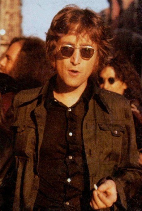 Linda Mccartney Style, Genius People, John Lennon Style, Apple Boutique, John Lennon Sunglasses, Beatles One, John Lennon Yoko Ono, Beatles Girl, 1960s Music