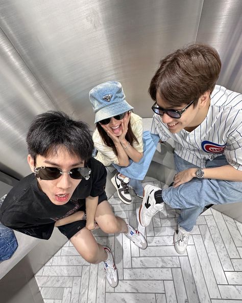 Wjmild ig Family Photo Studio, Boy Squad, Sisters Photoshoot Poses, Best Friend Challenges, Sisters Photoshoot, Friend Challenges, Girl Friendship, Best Friend Outfits, Rich Girl Lifestyle