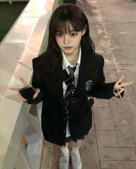 @_seong_hee on ig Lotte World, 사진 촬영 포즈, Preppy Look, May 27, Ulzzang Girl, Pose Reference, Korean Girl, Hair Inspo, Asian Beauty