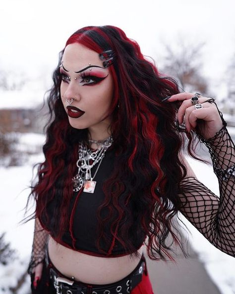 Nu Metal Hairstyles, Black Hair Y2k, Red Highlights In Black Hair, Nu Metal Makeup, Highlights In Black Hair, Highlight Hairstyles, Metal Hairstyles, Chunky Highlight, Hair Y2k