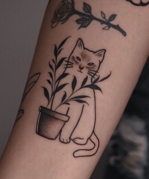 Cat Plant Tattoo, Spine Tattoo Simple, Small Tattoo Ideas Back, Finger Tattoo Minimalist, Cat Tattoos Ideas, Tattoo Ideas Back, Best Friends Tattoo, Simple Cat Tattoo, Tattoo Dainty