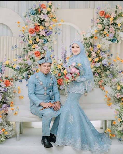 Pose Pengantin Di Pelaminan, Pose Foto Pernikahan, Pose Pengantin, New Pose, Pose Wedding, Wedding Post, Wedding Pose, Wedding Couple Poses, Couple Poses