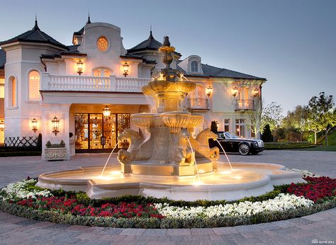 French chateau style driveway with fountain Mansion With Fountain, Italy Mansion, Fountain Lighting, Ruangan Studio, Luxury Fountain, French Chateau Style, Luxury Mansions, Villa Luxury, Air Mancur