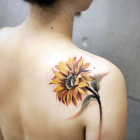 Feminine Back Shoulder Tattoo Tattoo Sonne, Vintage Flower Tattoo, Blade Tattoo, Sunflower Tattoo Shoulder, Shoulder Blade Tattoo, Small Shoulder Tattoos, Flower Tattoo Shoulder, Sun Tattoos, Sunflower Tattoos