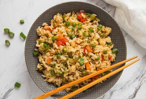 El arroz es uno de los ingredientes básicos de la cocina. Lo preparamos con caldillo, con jitomate, con verduras salteadas, con chile poblano. Es un ingrediente tan versátil que podemos prepararlo de mil y un formas, unas más saludables que otras pero, seguro quieres optar por una versión más saludable y preparar arroz integral con verduras. Aquí te contamos cómo hacerlo. En México, estamos muy acostumbrados a usar el arroz blanco pero la recomendación de los nutricionistas es clara: es preferib Chile Poblano, Fried Rice, Rice, Ethnic Recipes