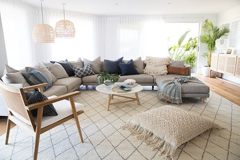 Expert advice: Five steps to a stylish seaside abode - The Interiors Addict 1980s House, Casual Living Room, Coastal Decorating Living Room, Cute Dorm Rooms, Coastal Living Rooms, Beach House Style, Coastal Living Room, Cool Rooms, Coastal Living