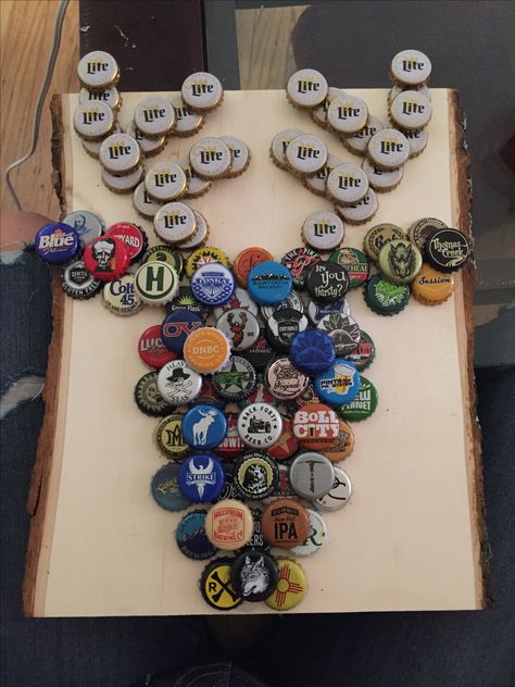 Bottle cap deer Beer Caps Diy, Beer Cap Table, Bottlecap Art, Men Crafts, Beer Crafts, Diy Bottle Cap Crafts, Beer Cap Art, Bottle Top Crafts, Bottle Cap Projects