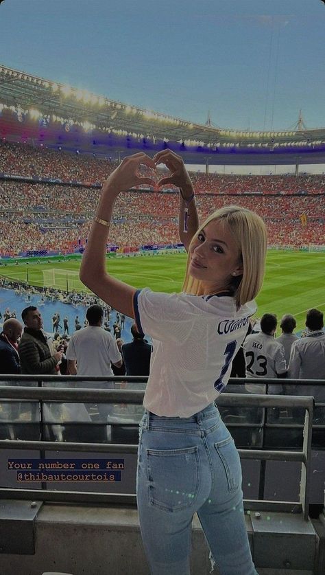 Chelsea Soccer Game Outfit, Mishel Gerzig, Soccer Game Outfits, Football Wife, Madrid Girl, Madrid Outfits, Players Wives, Soccer Time, Bloke Core