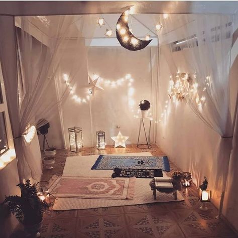 Muslim Prayer Room Ideas, Prayer Room Ideas, Ramadan Kareem Decoration, Prayer Corner, Ramadan Decoration, Islamic Decor, Room Goals, Prayer Room, Dreamy Room