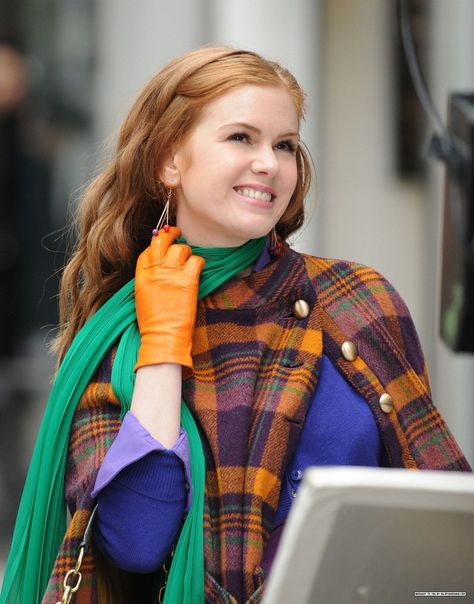 Confessions of a Shopaholic, Isla Fisher gazes into a store window at a glistening, diaphanous, emerald-green scarf (the ultra-long kind that did Isadora Duncan in) Isla Fischer, Becky Bloom, Rebecca Bloomwood, Estilo Gossip Girl, Fashion Movies, 23 Fashion, Confessions Of A Shopaholic, Crazy Rich Asians, Crazy Rich