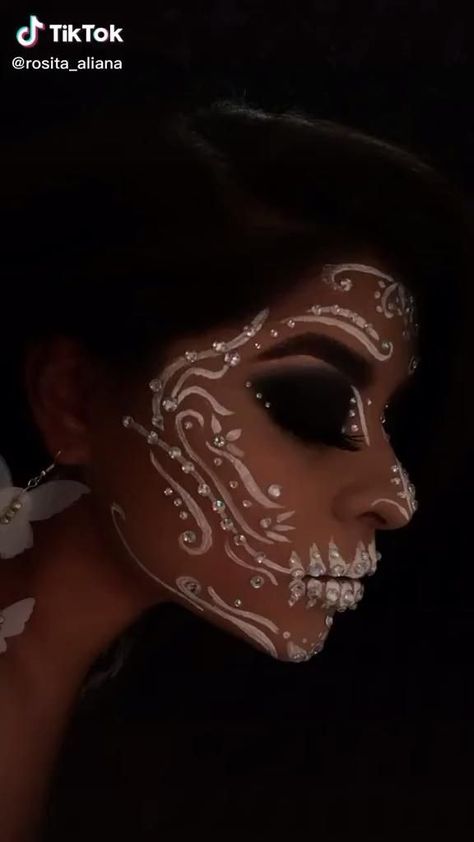 Halloween [Video] en 2022 | Maquillaje de halloween bonito, Maquillaje de halloween para morenas, Maquillaje de cara de halloween Gem Makeup Looks Halloween, Dia De Los Muertos Dresses For Women, Skeleton Makeup With Rhinestones, Make Up Catrin, Rhinestone Skeleton Makeup, Catrina Costume Make Up, Catrina Costume Dresses, Rhinestone Skull Makeup, Pretty Skull Makeup