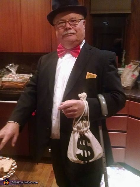 Monopoly Costume, Unique Diy Costumes, Diy Costumes Men, Mr Monopoly, Festivus For The Rest Of Us, Monopoly Man, Halloween Costumes Diy Couples, Halloween Costume Suit, Monopoly Money