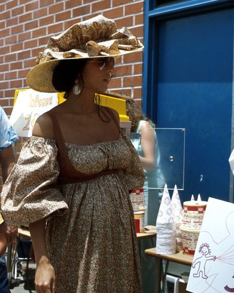 Cher Pregnant, Young Cher, Cher Fashion, 70s Mode, Cher Outfits, Cher Bono, Gregg Allman, Cher Photos, Pregnant Celebrities