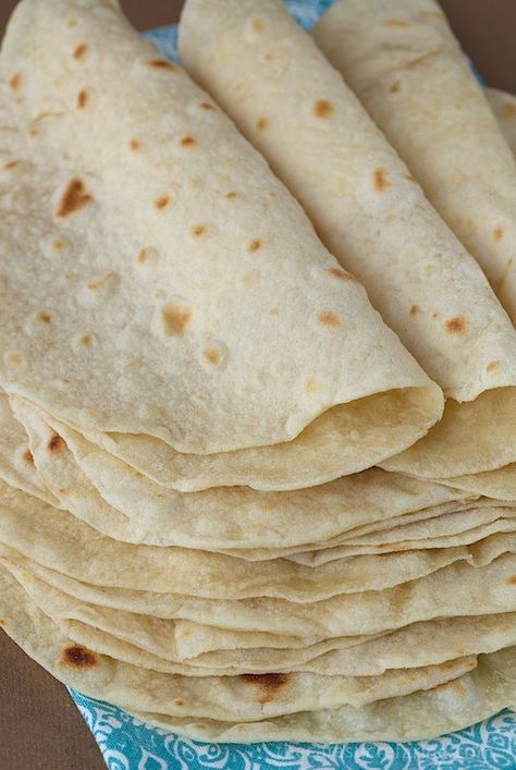 Homemade Flour Tortillas, so easy, SO good! Pane Pita, Recetas Salvadorenas, Baked Recipe, Homemade Flour, Pizza Roll, Homemade Flour Tortillas, Flour Tortilla, Tortilla Recipe, Homemade Tortillas