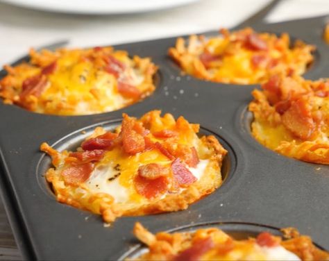 Hash Brown Egg Nests in a muffin tin right out of the oven Breakfast Finger Foods, Hash Brown Egg Cups, Eggs In Muffin Tin, Simply Potatoes, Egg Cups Breakfast, Hashbrown Breakfast Casserole, Breakfast Meals, Hashbrown Recipes, Fried Chicken Breast