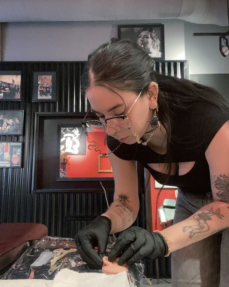 Piercing apprentice life: mastering the art of lining up the perfect angle like a pro. Got my clamps, my cork, and yes, a fresh breath mint—because nobody wants their piercing memory to come with extra garlic 🧛‍♀️ Back in the shop this Wednesday but booking link is in my bio everyday. Use it. USE IT 😈 #piercingapprentice #hamont #piercings #bodypiercings Breath Mints, Lining Up, Body Piercings, Like A Pro, Cork, Piercings, Garlic, Mint, Collage