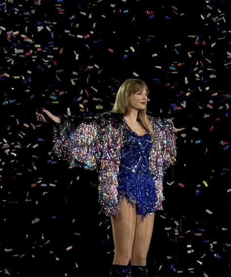 eratourpics ☆ on Twitter Taylor Swift Midnights Eras Tour, Karma Jacket, Midnights Eras Tour, Taylor Swift Midnights, Legs Outfit, Taylor Swift Fearless, Taylor Swift Hair, Taylor Swift (lyrics), Golden Girl