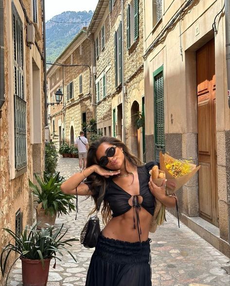 Summer Vacay Outfits, Summer Fits Aesthetic, Printed Blouses, Cute Vacation Outfits, European Summer Outfits, Fits Aesthetic, Europe Outfits, Vacay Outfits, Italy Outfits