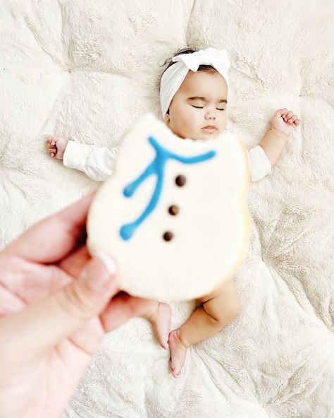 Starbucks snowman cookie Baby holiday picture ideas Starbucks Snowman Cookie, Baby Chef Costume, Holiday Picture Ideas, Baby Holiday Pictures, Baby Christmas Crafts, Newborn Family Pictures, Snowman Baby, Christmas Baby Pictures, Cookie Pictures