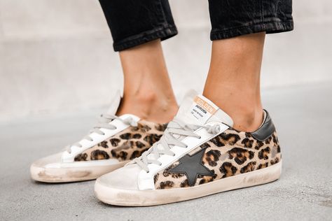 Snakeskin Sneakers Outfit, Black Jeans Fall Outfit, Blue Denim Jacket Outfit, Leopard Sneakers Outfit, Golden Goose Sneakers Outfit, Golden Goose Outfit, Shopping Luxury, Keds Style, Golden Goose Superstar