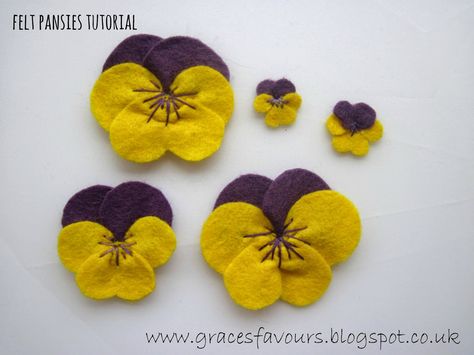 Felt DIY Pansy Flower Bookmark Tutorial - I just love cute pansy faces and all I can sew is a button, so this one might just be in my skill range (LOL) - so cute - so many ways to use them - and templates are included Felt Flower Template, Bookmark Tutorial, Felt Flowers Patterns, Needlework Ideas, Felt Flower Tutorial, Baby Mobil, Felt Flowers Diy, Pansy Flower, Felt Flower Headband