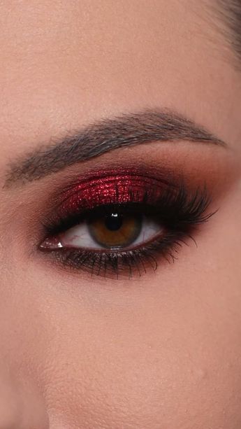 ➡️IG:@kseniasevrikeeva Red Makeup Looks Hooded Eyes, Red Prom Makeup, Maroon Makeup, Red Eyeshadow Look, Red Smokey Eye, Red Gold Christmas, Dark Eyeshadow, Prom Makeup Looks, Red Eyeshadow