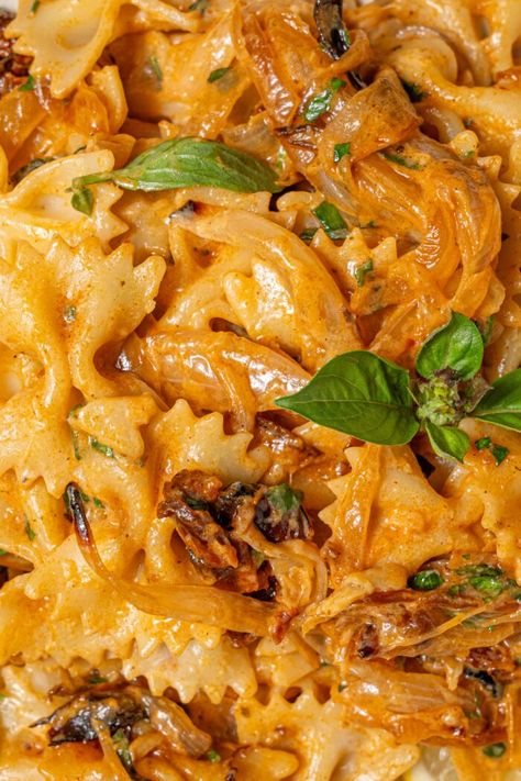 One Pan Carmalized Onion Pasta, Recipes With Yellow Onion, Carmalized Onion Baked Pasta, Carmalized Onion Garlic Pasta, Baked Carmelized Onion Pasta, Carmelized Onion Pasta Bake, Caramelized Onion Pasta, How To Carmalize Onions, Delicious Entrees