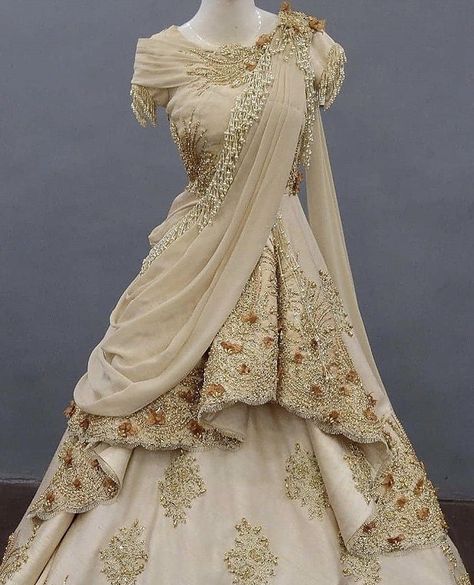 Traditional Gown, Gown Indian, Party Wear Gowns, Latest Bridal Lehenga, Indian Bride Outfits, Traditional Indian Dress, Modest Dresses Casual, Fancy Dresses Long, Girls Frock Design